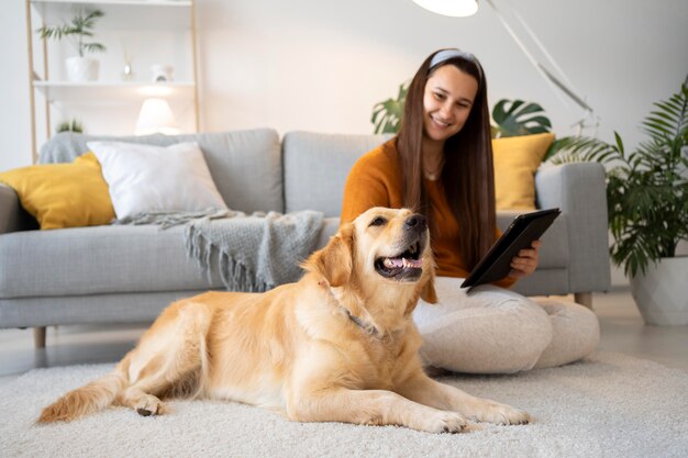 Femme pleine de coups et chien mignon