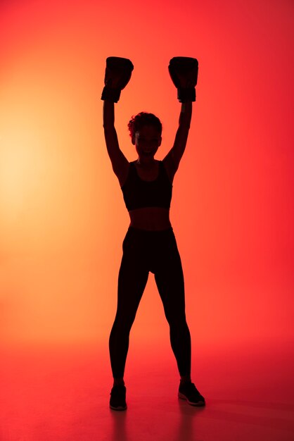 Femme pleine de coups avec des gants de boxe