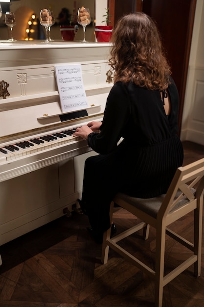 Femme pleine de coups jouant du piano