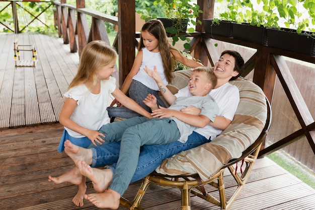 Photo gratuite femme pleine de coups passant du temps avec des enfants