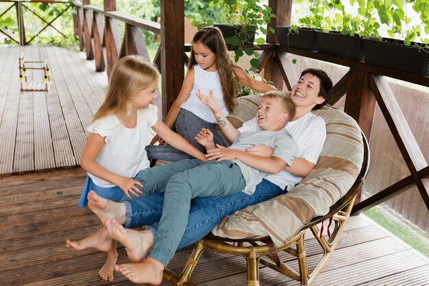 Femme pleine de coups passant du temps avec des enfants