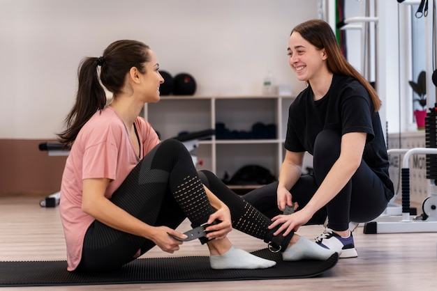 Femme pleine de coups avec des poids pour les jambes