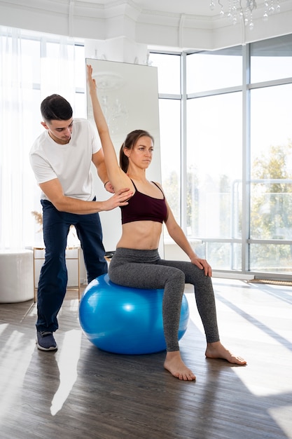 Femme pleine de coups à la réadaptation physique