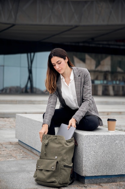 Femme pleine de coups avec sac à dos