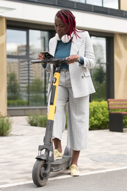 Femme pleine de coups avec scooter