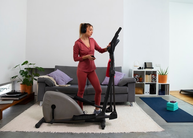 Photo gratuite femme en pleine forme faisant de l'exercice à la maison