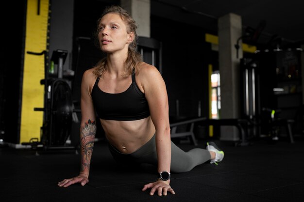 Femme en pleine forme s'entraînant au gymnase