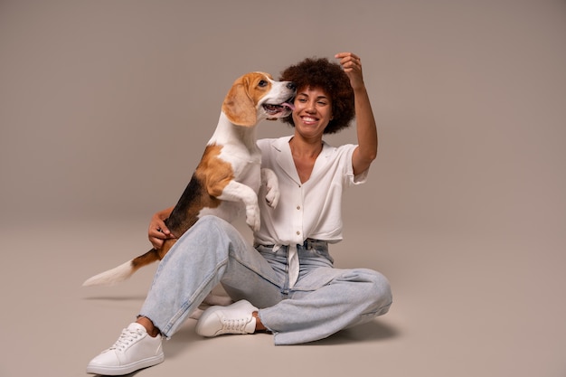 Femme pleine photo avec chien en studio