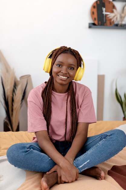 Femme pleine de smiley avec des écouteurs