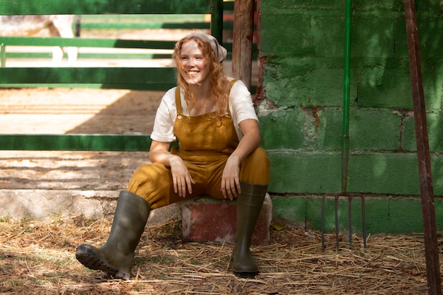 Photo gratuite femme pleine de smiley à la ferme