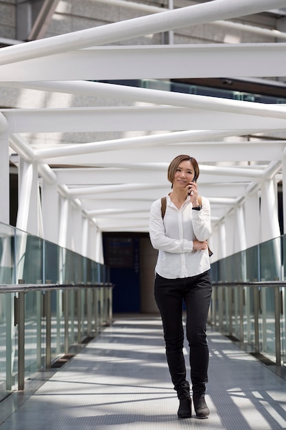 Femme pleine de smiley parlant au téléphone