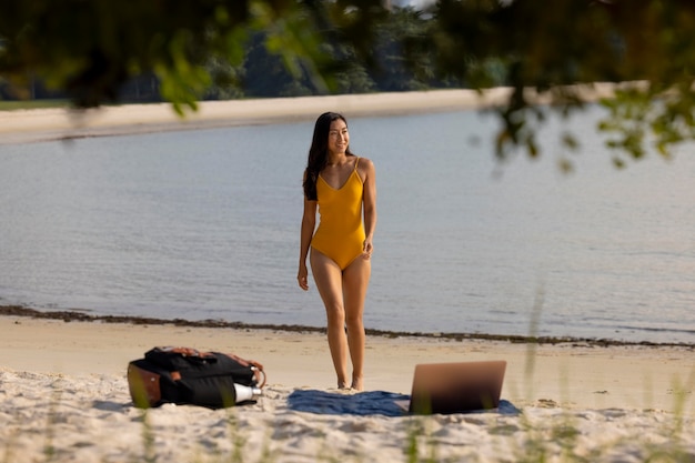 Femme pleine de smiley à la plage