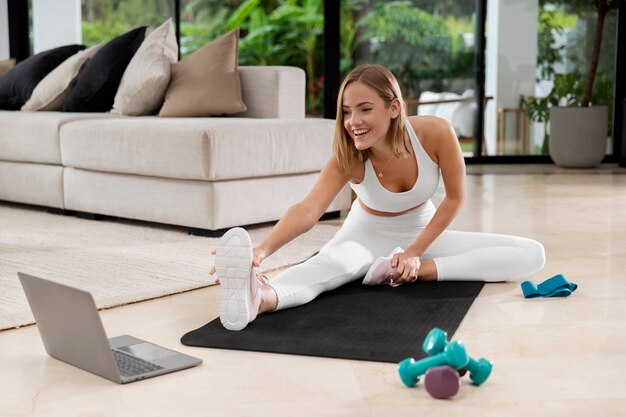 Femme pleine de smiley sur le tapis