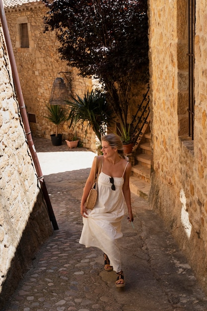 Femme pleine de smiley visitant la vieille ville