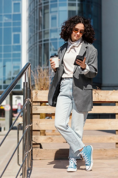 Femme pleine de tir avec une tasse de café