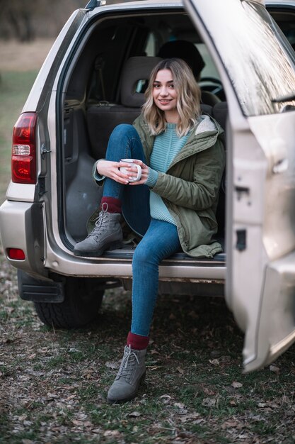 Femme pleine vue en voiture