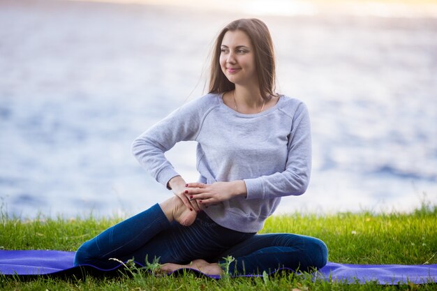 Femme pliant la jambe