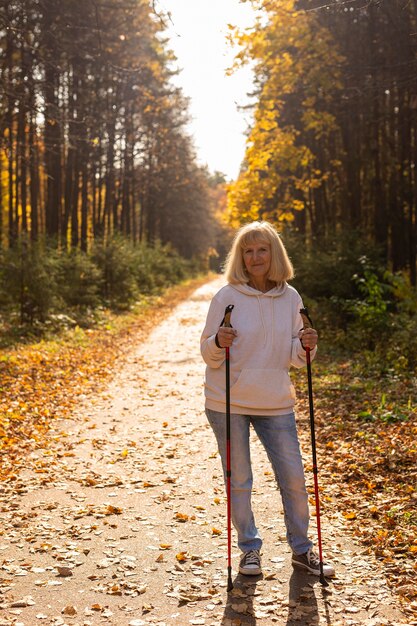 Femme plus âgée posant à l'extérieur pendant le trekking