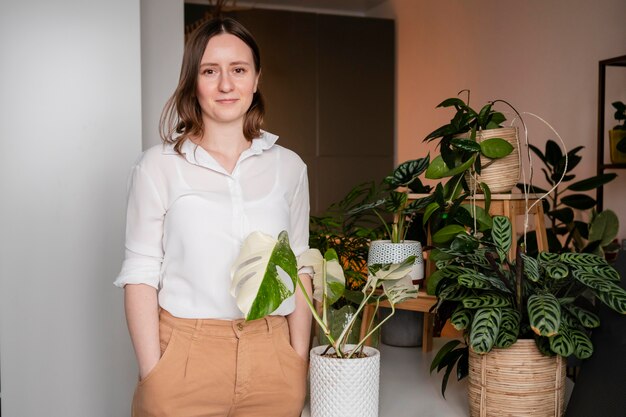 Femme de plus en plus de plantes à la maison