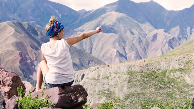 Femme, pointant montagnes