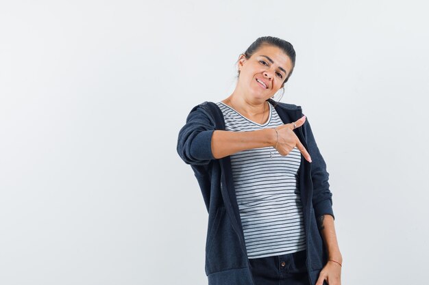 Femme pointant vers le bas en t-shirt