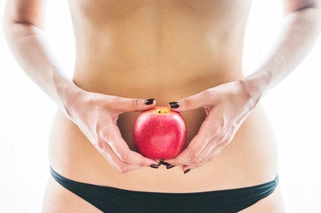 Femme avec une pomme rouge