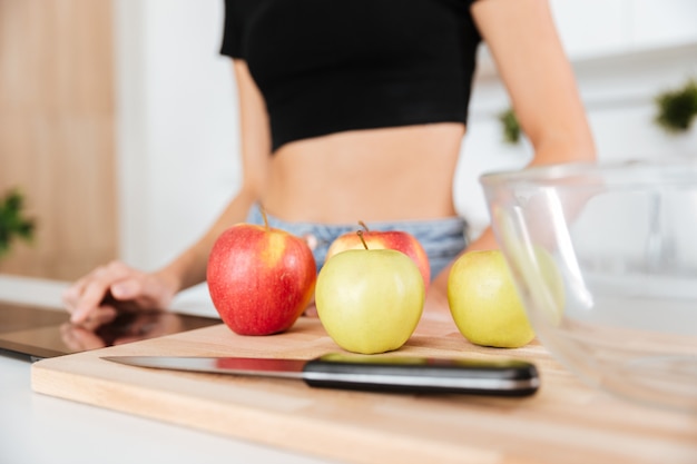 Femme, pommes, table