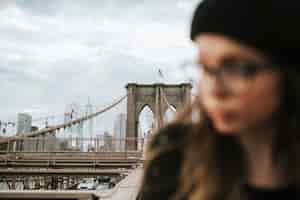 Photo gratuite femme sur le pont de brooklyn, usa