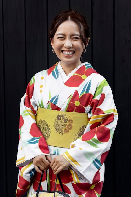 Photo gratuite femme portant de beaux kimonos japonais et obi