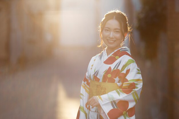 Femme portant de beaux kimonos japonais et obi