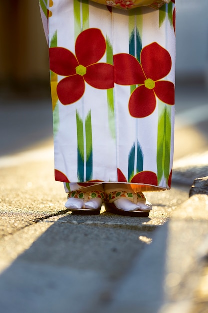 Femme portant de beaux kimonos japonais et obi