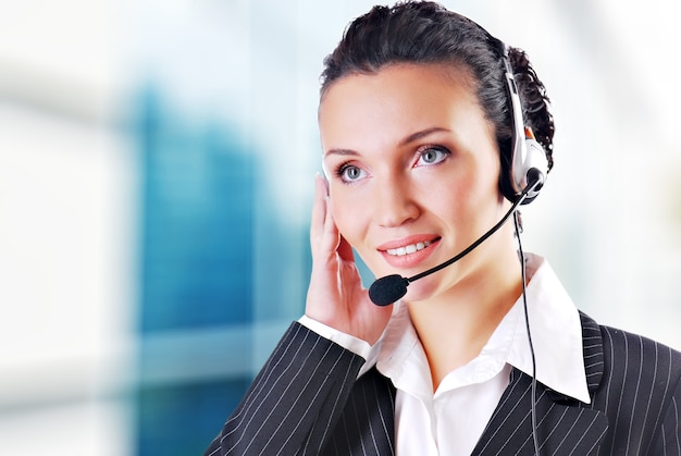 Photo gratuite femme portant un casque au bureau; pourrait être réceptionniste