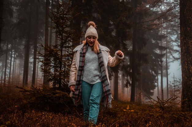 Femme portant une casquette en tricot marron en forêt