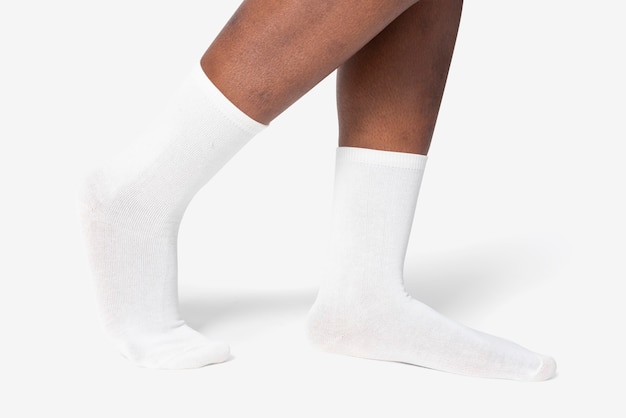 Femme portant des chaussettes de couleur blanche unie