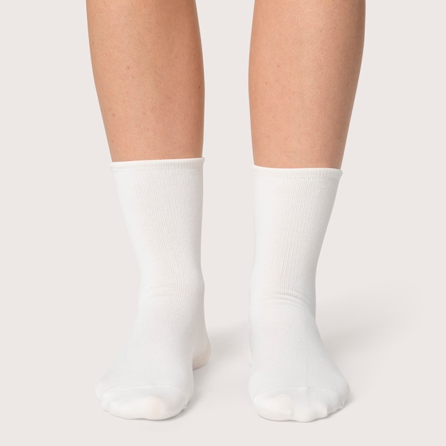 Photo gratuite femme portant des chaussettes de couleur blanche unie