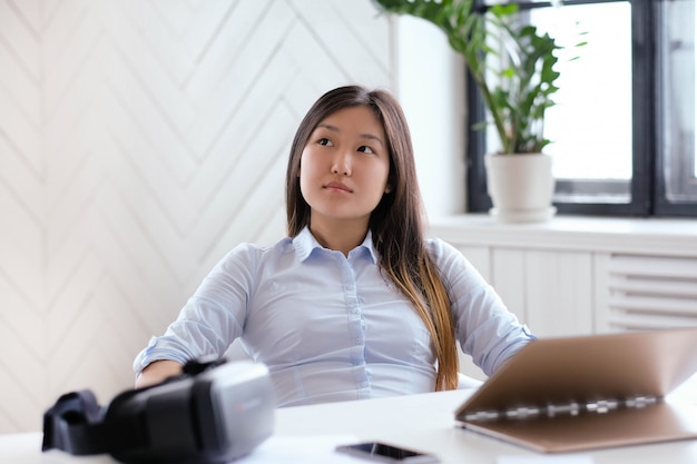 Femme portant une chemise au bureau