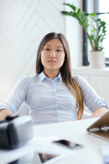 Femme portant une chemise au bureau