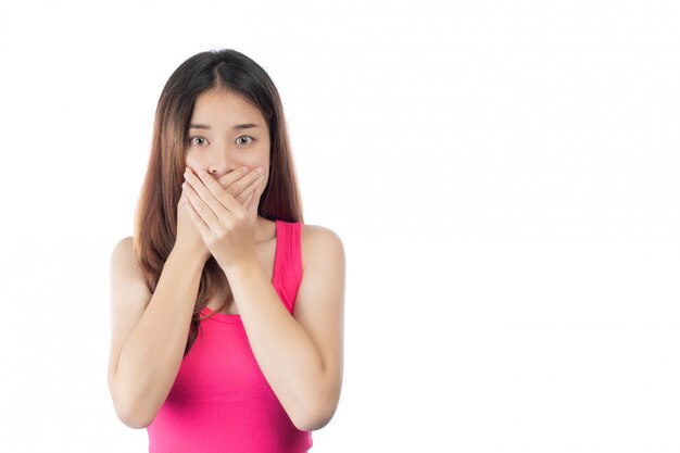 Une femme portant une chemise rose avec des problèmes oraux