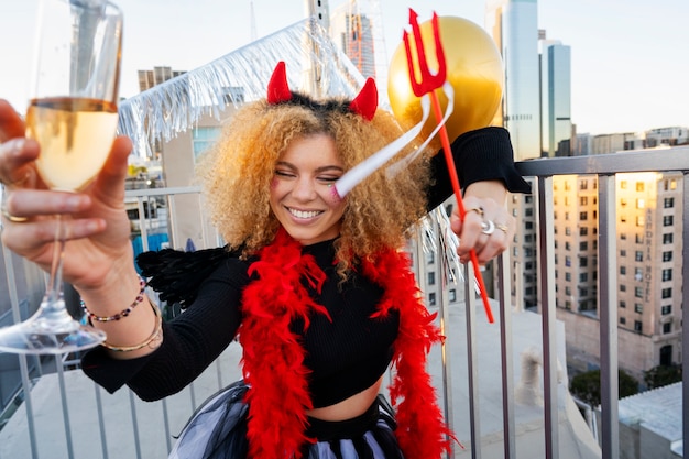 Femme portant un costume à la fête coup moyen