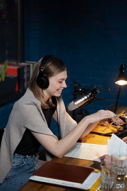 Photo gratuite femme portant des écouteurs exécutant un podcast