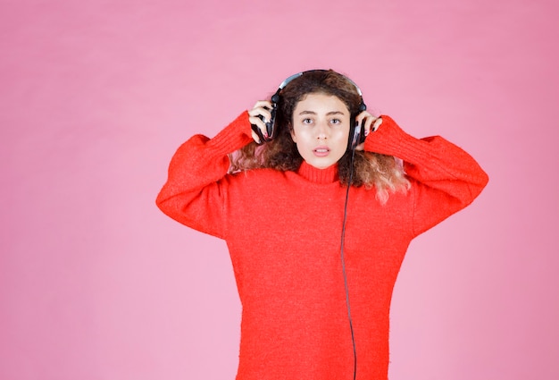 Photo gratuite femme portant des écouteurs pour écouter de la musique.