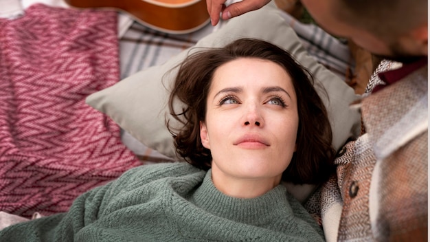 Femme portant sur les genoux de son petit ami et le regardant