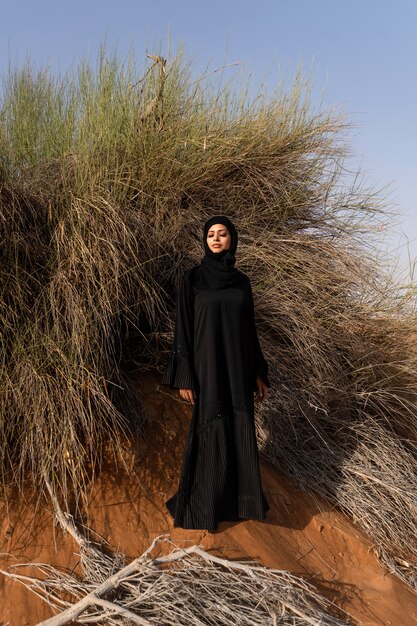 Femme portant le hijab dans le désert