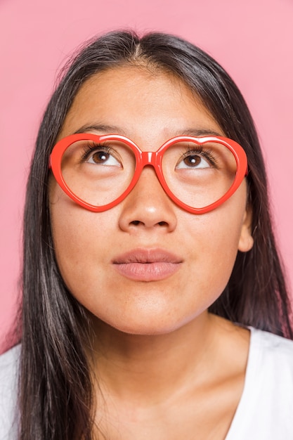 Photo gratuite femme portant des lunettes et levant les yeux