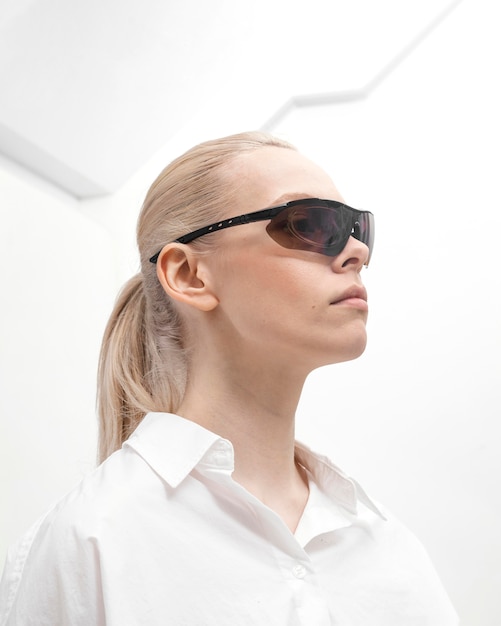 Femme portant des lunettes numériques