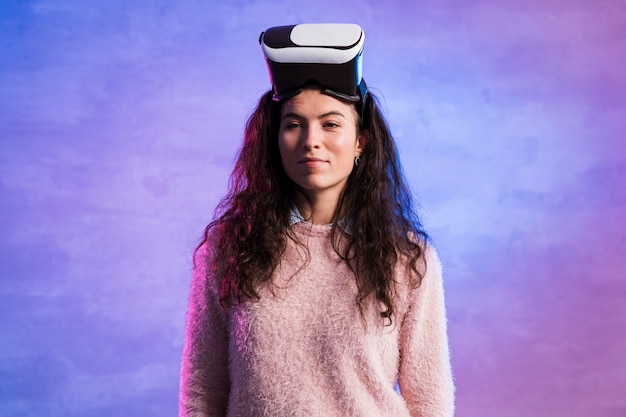 Photo gratuite femme portant des lunettes de réalité virtuelle sur sa tête