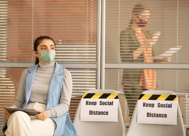 Femme portant un masque facial en faisant une pause