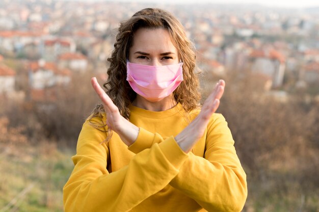 Femme portant un masque médical à l'extérieur