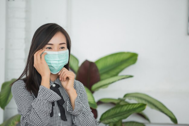 femme portant un masque protecteur