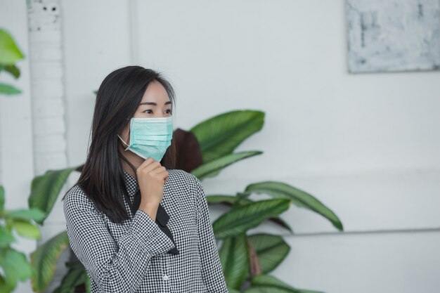 femme portant un masque protecteur